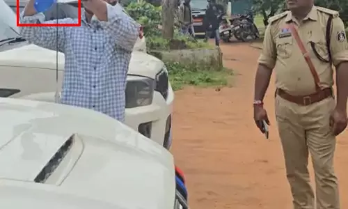 स्वतंत्रता दिवस पर ऑस्ट्रेलिया का झंडा लगाकर घूमने पर पर्यटकों को फटकार
