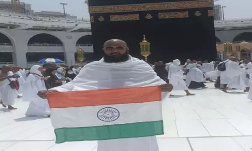 रायपुर के मौलाना अशरफ ने मक्का मदीना में लहराया तिरंगा, फोटो सोशल मीडिया में वायरल
