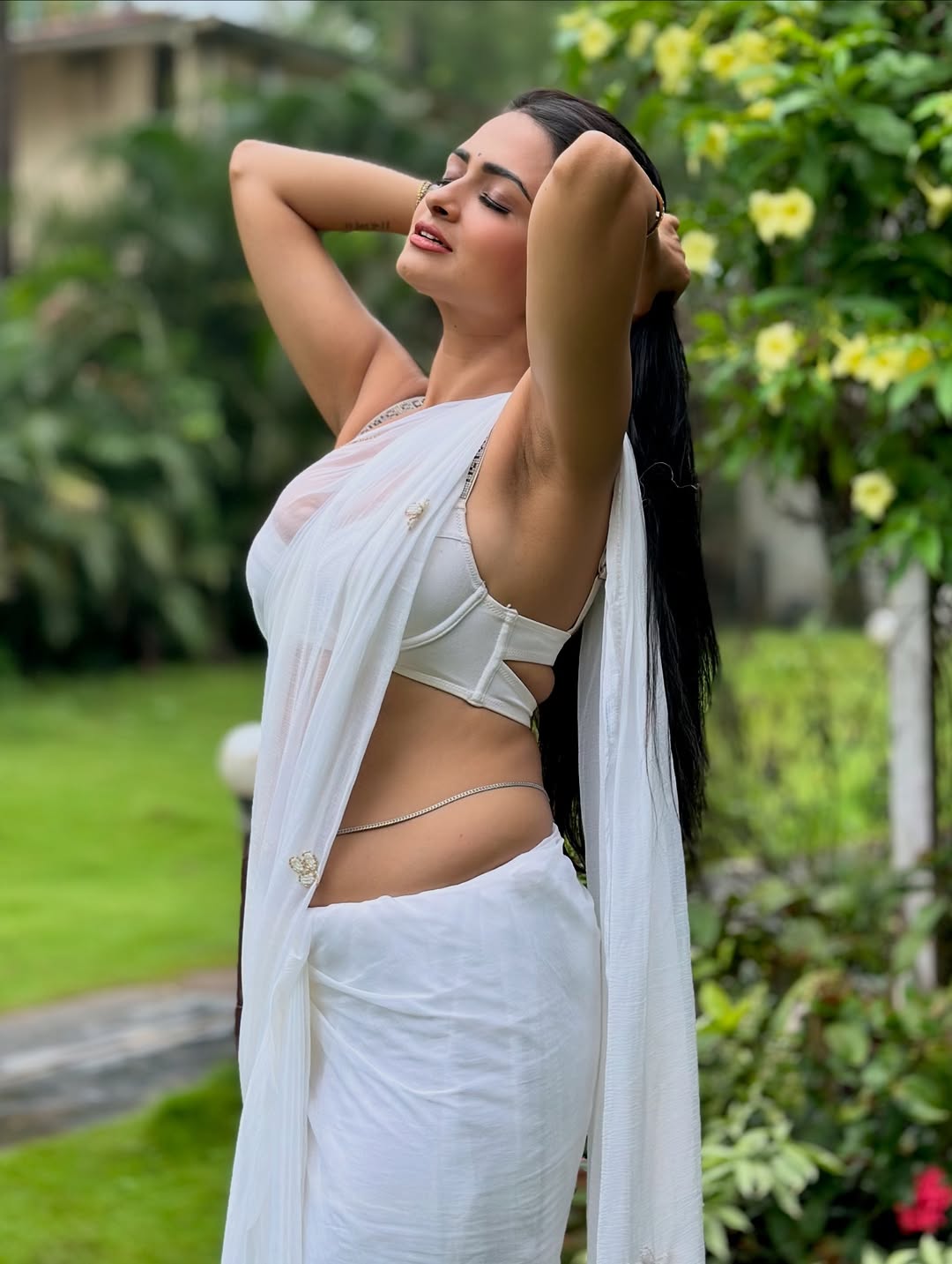 उर्वशी चौहान ने फ्लॉन्ट किया फिगर