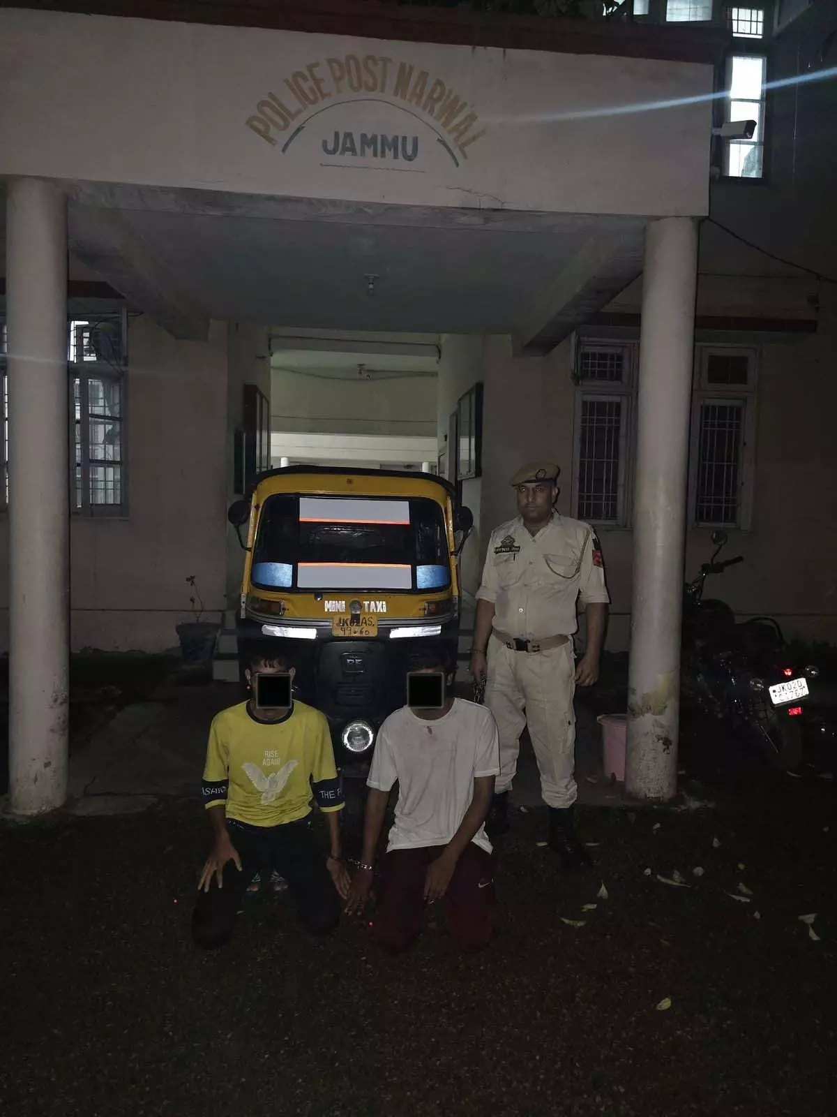 Jammu-Kashmir: पुलिस ने सुलझाई चोरी की गुत्थी, आरोपी गिरफ्तार Jammu-Kashmir: पुलिस ने सुलझाई चोरी की गुत्थी, आरोपी गिरफ्तार