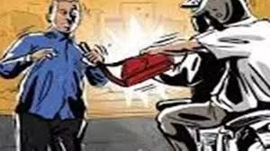 MP News: एटीएम कैश वैन से 61 लाख रुपये लूटकर बाइक सवार फरार MP News: एटीएम कैश वैन से 61 लाख रुपये लूटकर बाइक सवार फरार