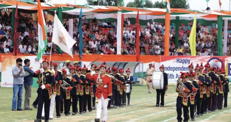 कश्मीर में स्वतंत्रता दिवस समारोह में सैकड़ों लोग शामिल हुए कश्मीर में स्वतंत्रता दिवस समारोह में सैकड़ों लोग शामिल हुए