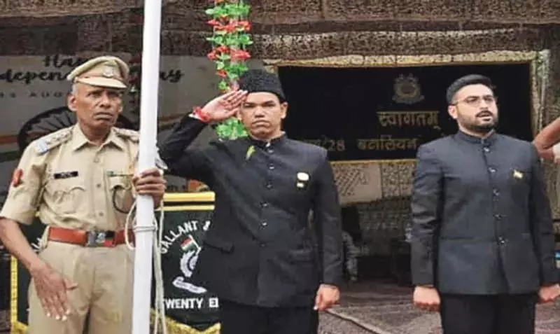 कश्मीर संभागीय आयुक्त ने कार्यालय परिसर में राष्ट्रीय ध्वज फहराया कश्मीर संभागीय आयुक्त ने कार्यालय परिसर में राष्ट्रीय ध्वज फहराया