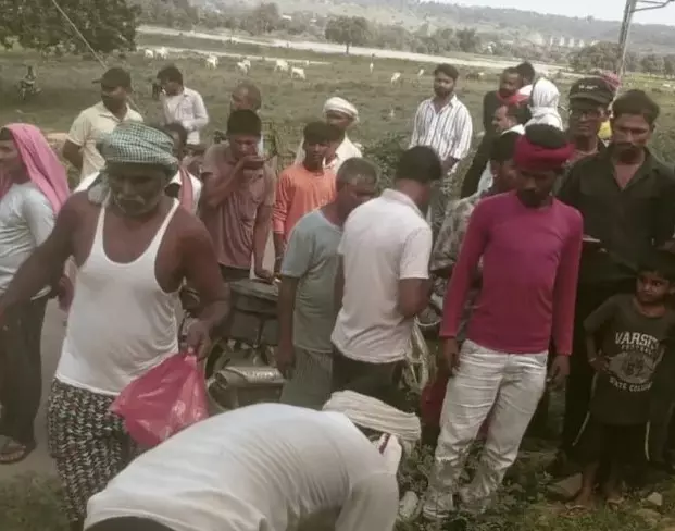 Mirzapur: पुलिस ने मिर्जापुर में ट्रेन हादसे का शव कब्जे में लिया Mirzapur: पुलिस ने मिर्जापुर में ट्रेन हादसे का शव कब्जे में लिया
