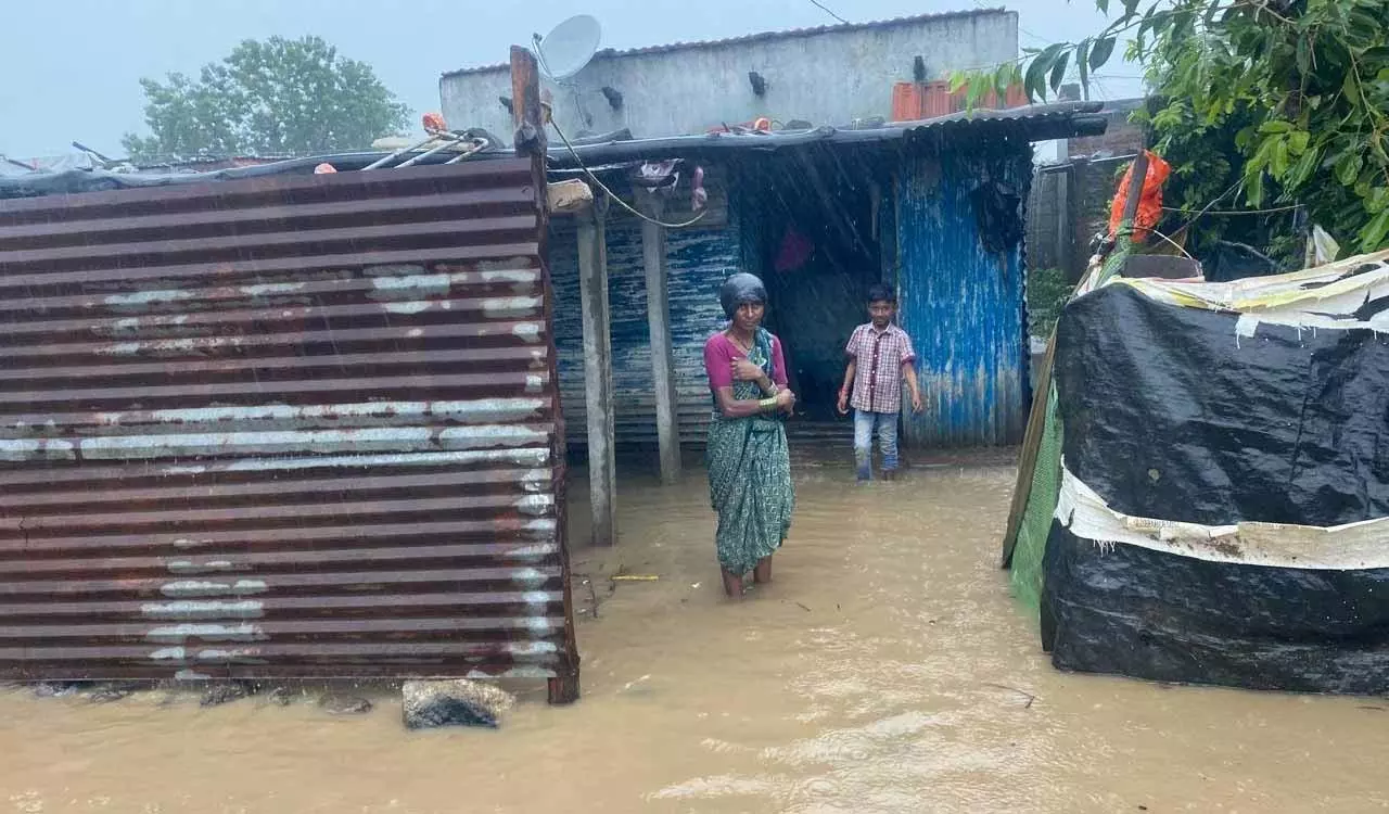 Adilabad में भारी बारिश से जनजीवन अस्त-व्यस्त Adilabad में भारी बारिश से जनजीवन अस्त-व्यस्त