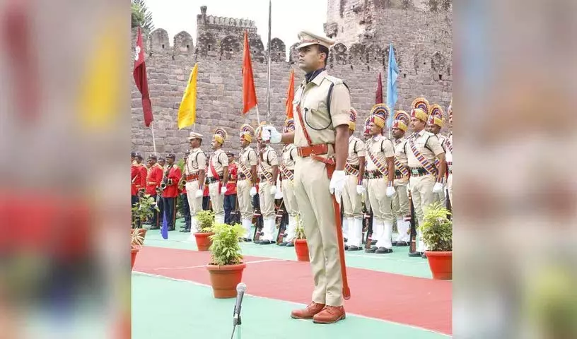 आसिफाबाद के ASP चित्तरंजन को आईडी समारोह परेड का नेतृत्व करने के लिए सम्मानित किया गया आसिफाबाद के ASP चित्तरंजन को आईडी समारोह परेड का नेतृत्व करने के लिए सम्मानित किया गया