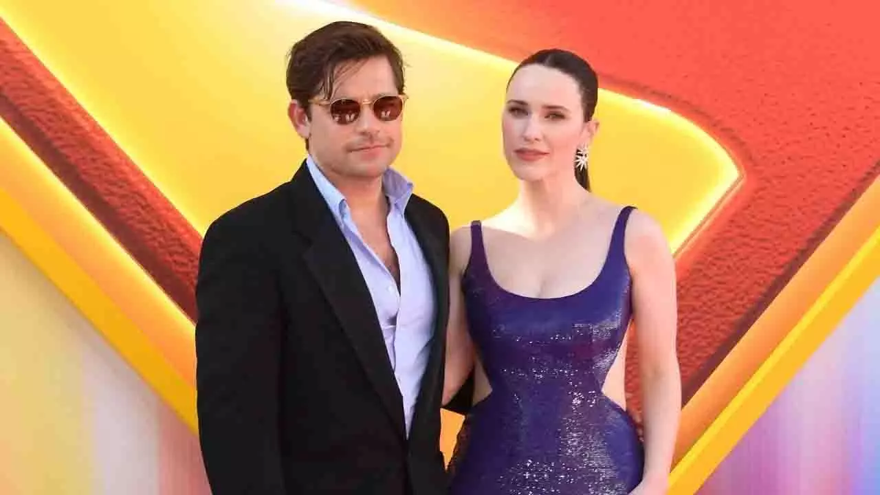 Rachel Brosnahan के पति ने इंस्टाग्राम लाइक से अफवाहों को हवा दी Rachel Brosnahan के पति ने इंस्टाग्राम लाइक से अफवाहों को हवा दी