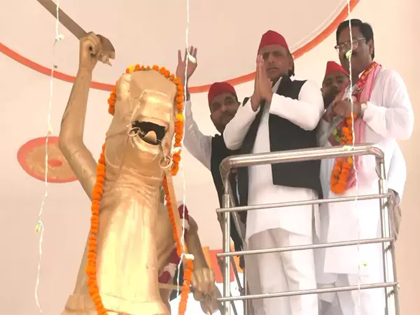 Akhilesh Yadav ने अवंतीबाई लोधी को दी श्रद्धांजलि Akhilesh Yadav ने अवंतीबाई लोधी को दी श्रद्धांजलि