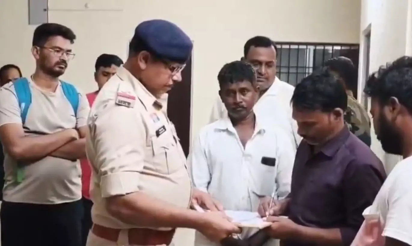 इंजीनियर बेटे ने नक्सली पिता का किया अंतिम संस्कार, कहा - मौत का कोई दुख नहीं इंजीनियर बेटे ने नक्सली पिता का किया अंतिम संस्कार, कहा - मौत का कोई दुख नहीं