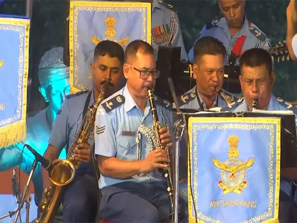 भारतीय वायुसेना के बैंड ने Guwahati में उत्साहवर्धक प्रदर्शन के साथ स्वतंत्रता दिवस मनाया भारतीय वायुसेना के बैंड ने Guwahati में उत्साहवर्धक प्रदर्शन के साथ स्वतंत्रता दिवस मनाया