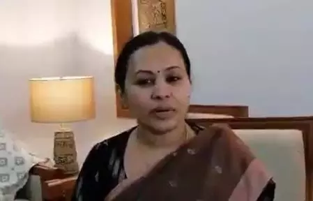 स्वास्थ्य कर्मियों ने वेतन की मांग की, स्वास्थ्य मंत्री से भिड़ने पर FIR का सामना करना पड़ा स्वास्थ्य कर्मियों ने वेतन की मांग की, स्वास्थ्य मंत्री से भिड़ने पर FIR का सामना करना पड़ा