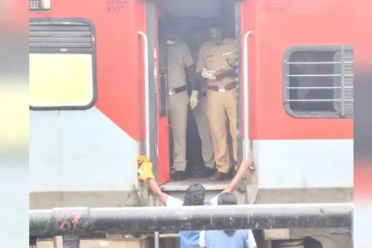 Kerala : धनबाद-अलपुझा एक्सप्रेस में नवजात का शव मिला; पुलिस ने जांच शुरू की Kerala : धनबाद-अलपुझा एक्सप्रेस में नवजात का शव मिला; पुलिस ने जांच शुरू की