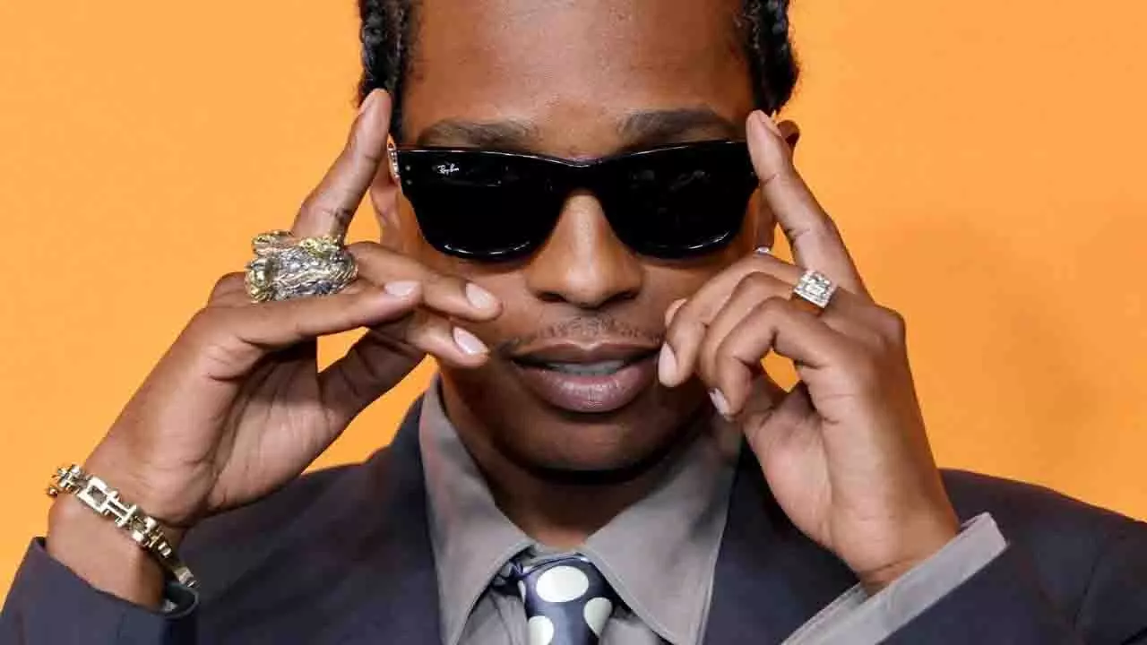 A$AP Rocky ने रेड कार्पेट इवेंट के लिए रिहाना का सूट और पोल्का डॉट टाई पहनी A$AP Rocky ने रेड कार्पेट इवेंट के लिए रिहाना का सूट और पोल्का डॉट टाई पहनी