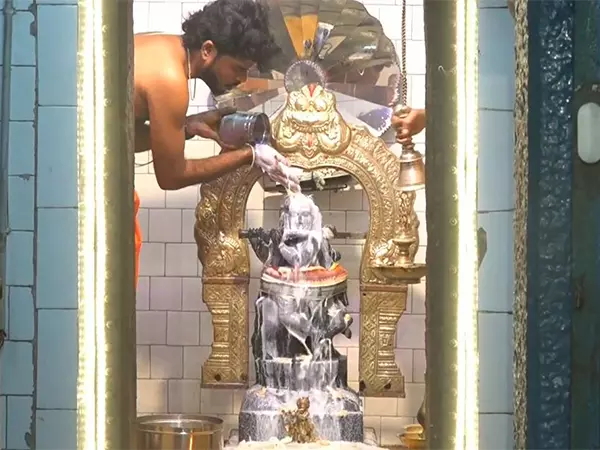 Trichy के 200 साल पुराने मंदिर में कृष्ण जयंती के अवसर पर विशेष अभिषेकम का आयोजन Trichy के 200 साल पुराने मंदिर में कृष्ण जयंती के अवसर पर विशेष अभिषेकम का आयोजन