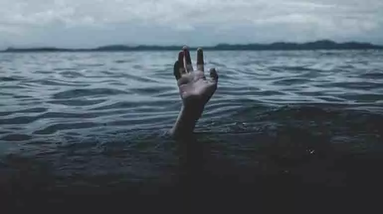 Gujarat:महिला ने तीन साल की बेटी के साथ साबरमती नदी में छलांग लगाई Gujarat:महिला ने तीन साल की बेटी के साथ साबरमती नदी में छलांग लगाई