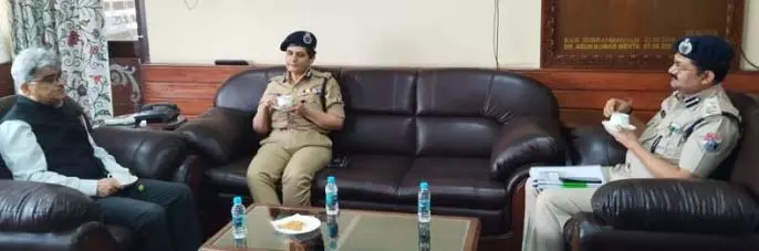 J&K में रेलवे सुरक्षा पर चर्चा के लिए डीजी RPF ने मुख्य सचिव से मुलाकात की J&K में रेलवे सुरक्षा पर चर्चा के लिए डीजी RPF ने मुख्य सचिव से मुलाकात की