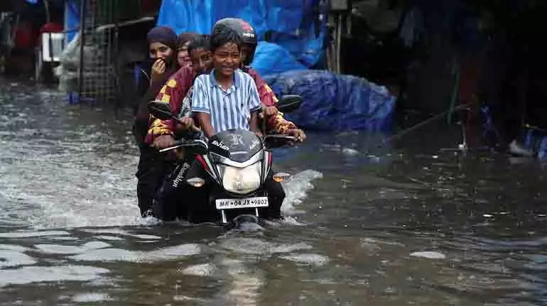 Mumbai Rain: विक्रोली में भारी बारिश से भूस्खलन, दो लोगों की मौत, शहर में रेड अलर्ट Mumbai Rain: विक्रोली में भारी बारिश से भूस्खलन, दो लोगों की मौत, शहर में रेड अलर्ट