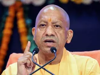 श्रीकृष्ण जन्माष्टमी पर मथुरा पहुंचे CM योगी श्रीकृष्ण जन्माष्टमी पर मथुरा पहुंचे CM योगी