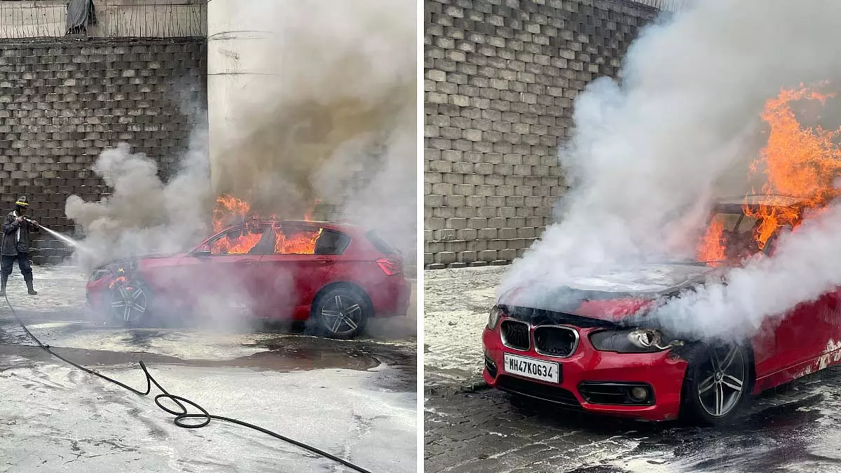 Thane: कासरवडावली में पिया वाइन शॉप के पास BMW 1 सीरीज कार में आग लग गई Thane: कासरवडावली में पिया वाइन शॉप के पास BMW 1 सीरीज कार में आग लग गई