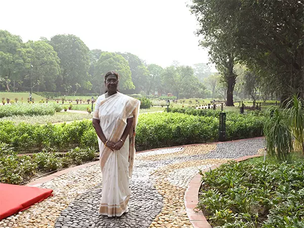 President मुर्मू ने अमृत उद्यान में प्लुमेरिया गार्डन, बरगद ग्रोव, बबलिंग ब्रूक का किया उद्घाटन President मुर्मू ने अमृत उद्यान में प्लुमेरिया गार्डन, बरगद ग्रोव, बबलिंग ब्रूक का किया उद्घाटन
