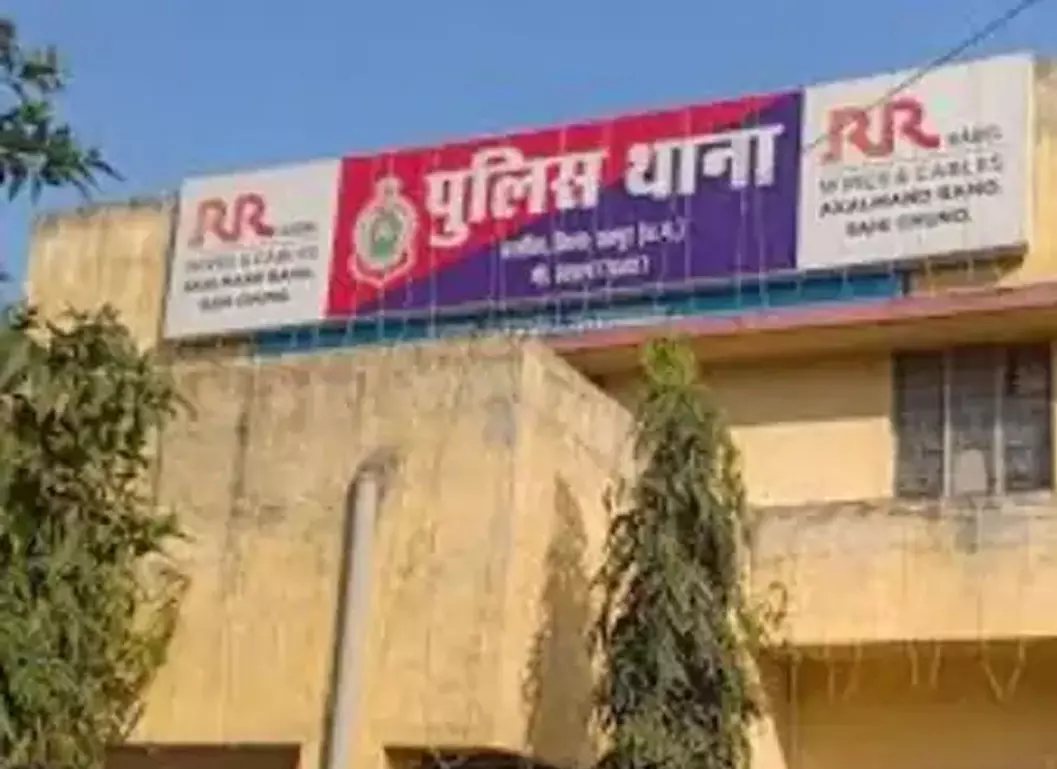 रायपुर : पति के अफेयर का राज खुलते पत्नी ने की महिला की पिटाई, FIR दर्ज रायपुर : पति के अफेयर का राज खुलते पत्नी ने की महिला की पिटाई, FIR दर्ज
