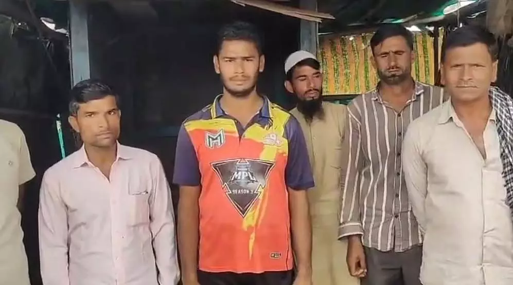 Madhya Pradesh: मुस्लिमों ने पुलिस पर ज्यादती की शिकायत की Madhya Pradesh: मुस्लिमों ने पुलिस पर ज्यादती की शिकायत की