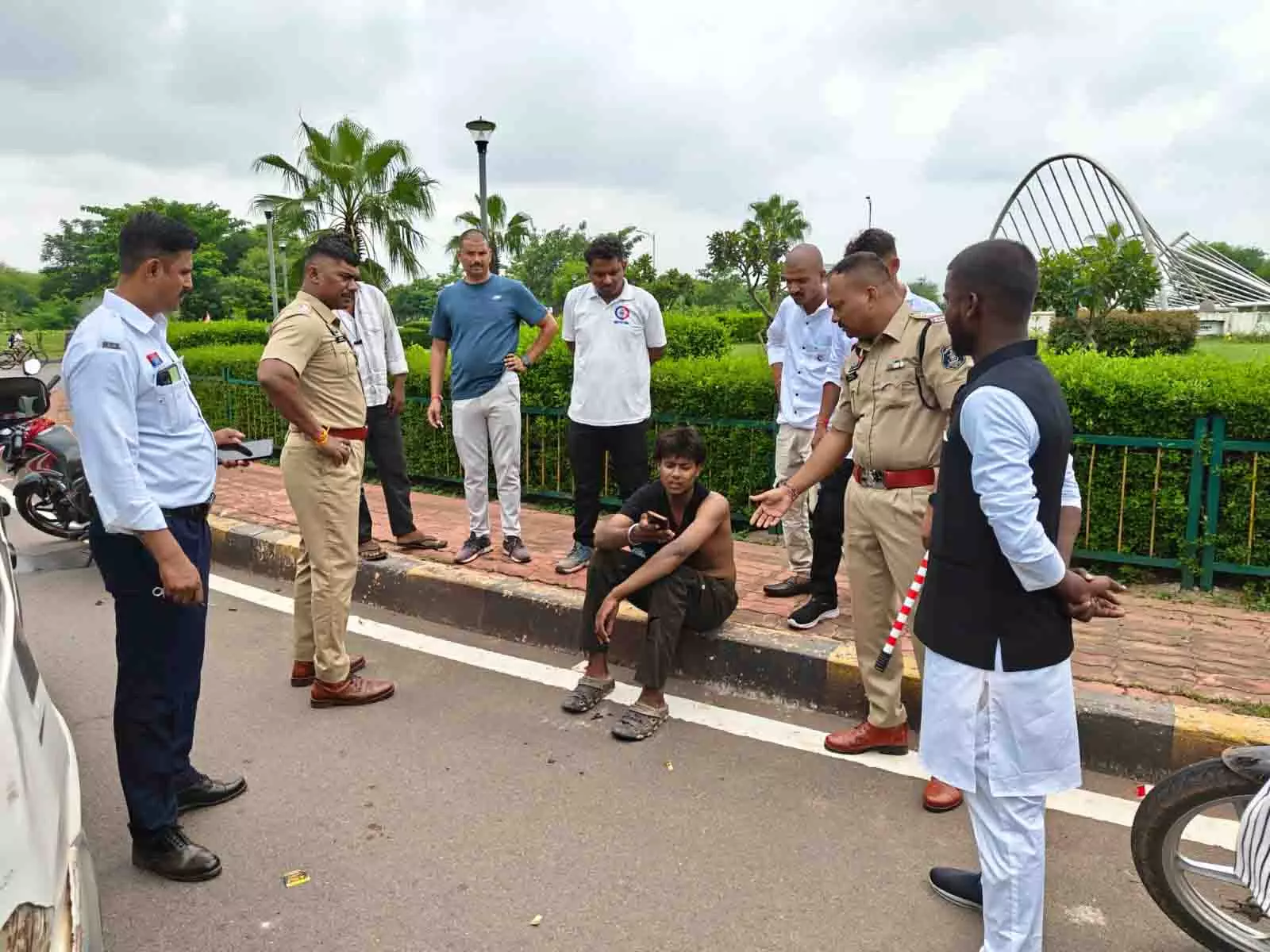 रायपुर में स्टंटबाज बाइक से गिरा, 128 बाईक और 6 कार चालकों पर अब तक की बड़ी कार्रवाई रायपुर में स्टंटबाज बाइक से गिरा, 128 बाईक और 6 कार चालकों पर अब तक की बड़ी कार्रवाई