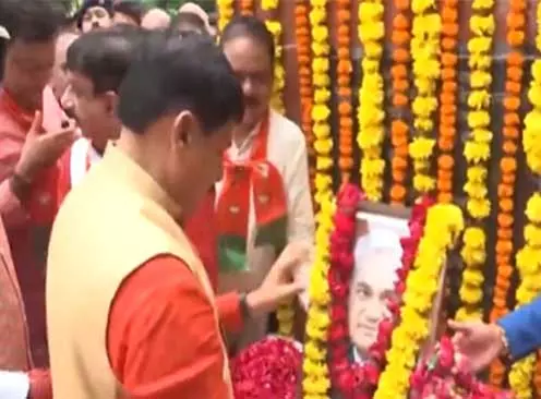 CM मोहन यादव ने अटल बिहारी वाजपेयी को दी श्रद्धांजलि CM मोहन यादव ने अटल बिहारी वाजपेयी को दी श्रद्धांजलि