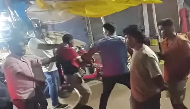 कोरापुट में मशाल जुलूस के दौरान कांग्रेस MLA ताराप्रसाद बहिनीपति पर हमला कोरापुट में मशाल जुलूस के दौरान कांग्रेस MLA ताराप्रसाद बहिनीपति पर हमला