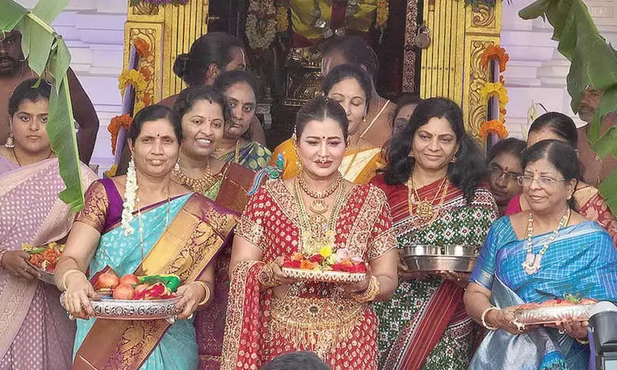 Andhra: धूमधाम से मनाया गया वरलक्ष्मी व्रत Andhra: धूमधाम से मनाया गया वरलक्ष्मी व्रत