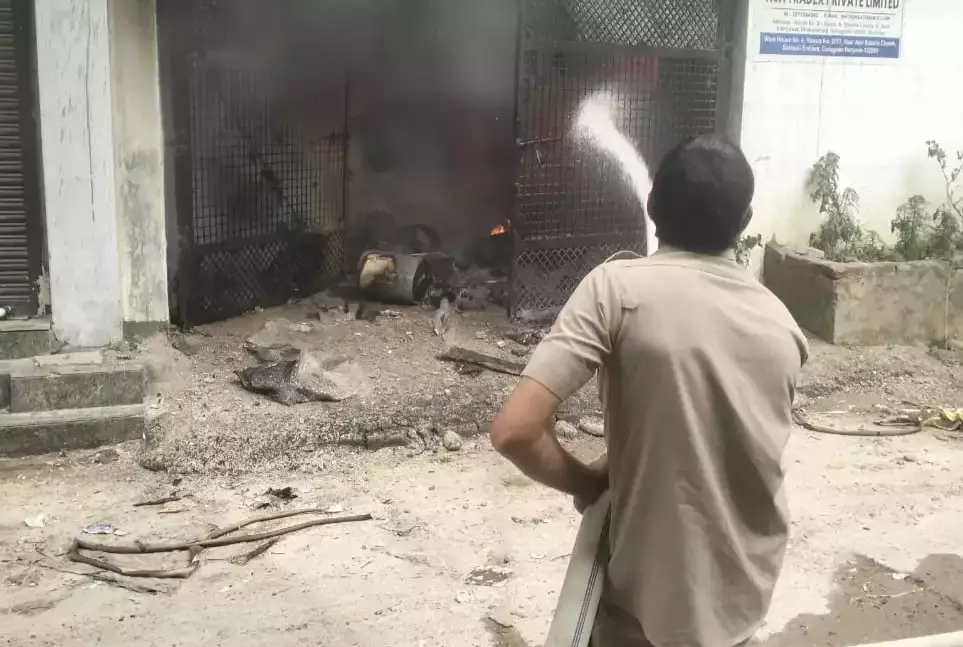 Gurugram: भीषण आग ने वेयरहाउस व गैस पाइपलाइन को घेरा Gurugram: भीषण आग ने वेयरहाउस व गैस पाइपलाइन को घेरा