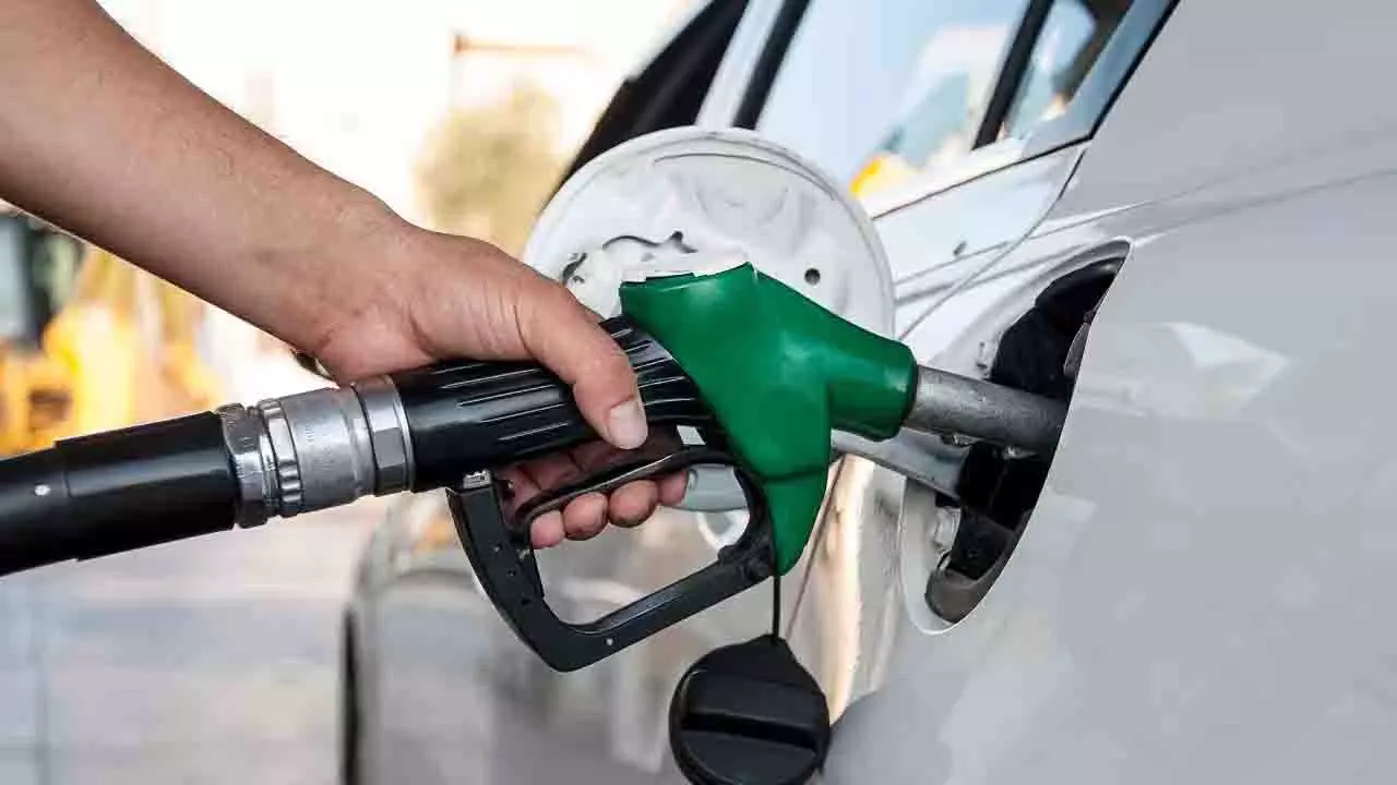 credit card कैशबैक रिवॉर्ड का उपयोग करके पेट्रोल और डीजल की लागत पर पैसे कैसे बचाएं? credit card कैशबैक रिवॉर्ड का उपयोग करके पेट्रोल और डीजल की लागत पर पैसे कैसे बचाएं?