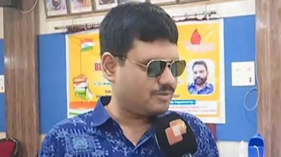Sambalpur: दृष्टिहीन युवक रक्तदान कर बना मिसाल Sambalpur: दृष्टिहीन युवक रक्तदान कर बना मिसाल