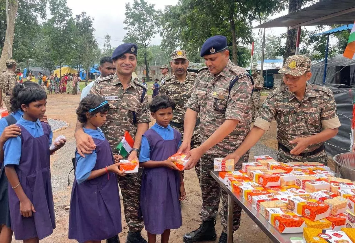 आज़ादी के बाद पहली बार बस्तर के 29 गांवों में शान से लहराया तिरंगा आज़ादी के बाद पहली बार बस्तर के 29 गांवों में शान से लहराया तिरंगा