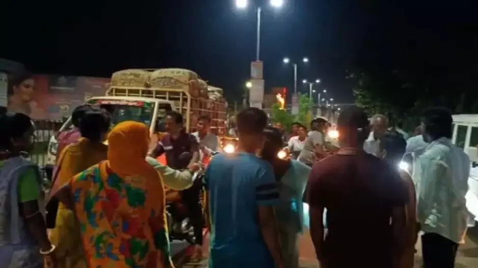 Khordha: युवक की हत्या के बाद तनाव, परिजनों ने किया सड़क जाम Khordha: युवक की हत्या के बाद तनाव, परिजनों ने किया सड़क जाम