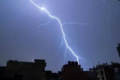Chandigarh: बिजली गिरने से नवग्रह मंदिर में आई दरार Chandigarh: बिजली गिरने से नवग्रह मंदिर में आई दरार