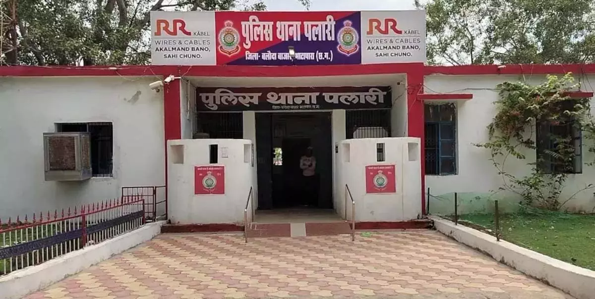 रायपुर से लौटे परिवार को लगा बड़ा झटका, घर से लाखों कैश की हुई चोरी रायपुर से लौटे परिवार को लगा बड़ा झटका, घर से लाखों कैश की हुई चोरी