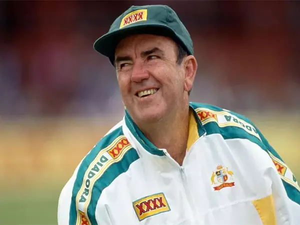 Allan Border ने सार्जेंट मेजर बॉब सिम्पसन के निधन के बाद उनके प्रभाव पर बात की Allan Border ने सार्जेंट मेजर बॉब सिम्पसन के निधन के बाद उनके प्रभाव पर बात की