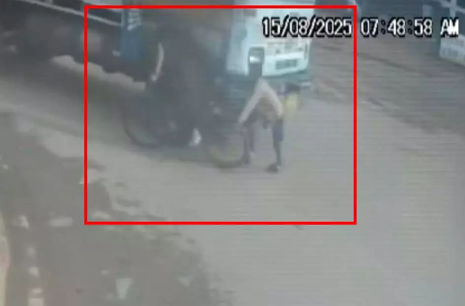 फिंगेश्वर नदी मोड़ पर बड़ा हादसा टला, ट्रक की टक्कर से बाल-बाल बचे दो बच्चे फिंगेश्वर नदी मोड़ पर बड़ा हादसा टला, ट्रक की टक्कर से बाल-बाल बचे दो बच्चे