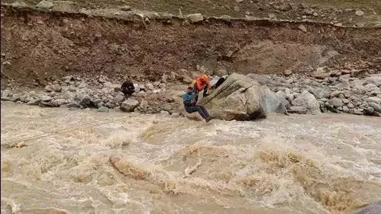 Himachal: किन्नौर में पत्थर लगने से दिल्ली के दंपति की मौत Himachal: किन्नौर में पत्थर लगने से दिल्ली के दंपति की मौत