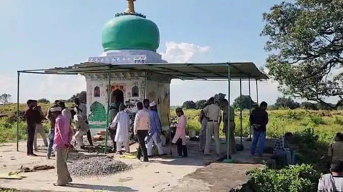 Rewa: मजार तोड़फोड़ से सांप्रदायिक तनाव, पुलिस बल तैनात Rewa: मजार तोड़फोड़ से सांप्रदायिक तनाव, पुलिस बल तैनात