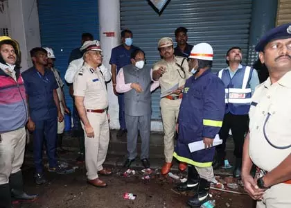 Karnataka: बेंगलुरु आग हादसे में पांच की मौत, जांच जारी Karnataka: बेंगलुरु आग हादसे में पांच की मौत, जांच जारी
