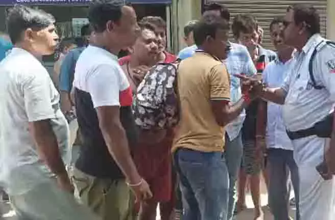 Kolkata में सरेआम छेड़छाड़, स्थानीय लोगों ने आरोपी की पिटाई की Kolkata में सरेआम छेड़छाड़, स्थानीय लोगों ने आरोपी की पिटाई की