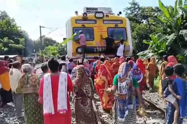 Hasnabad शाखा के इस स्टेशन के पास पूजा आयोजित की जाती Hasnabad शाखा के इस स्टेशन के पास पूजा आयोजित की जाती