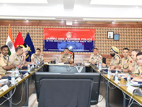 IGP कश्मीर ने पीसीआर कश्मीर में अपराध और सुरक्षा समीक्षा बैठक की अध्यक्षता की IGP कश्मीर ने पीसीआर कश्मीर में अपराध और सुरक्षा समीक्षा बैठक की अध्यक्षता की