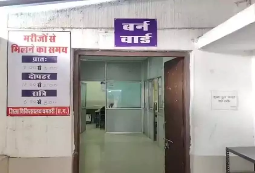 मिड-डे-मिल बनाते समय कुकर ब्लास्ट, रसोइया महिला गंभीर रूप से झुलसी मिड-डे-मिल बनाते समय कुकर ब्लास्ट, रसोइया महिला गंभीर रूप से झुलसी