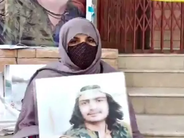 Balochistan : मस्तुंग में मारे गए किशोर की मां ने धमकियों के बीच न्याय की मांग की Balochistan : मस्तुंग में मारे गए किशोर की मां ने धमकियों के बीच न्याय की मांग की