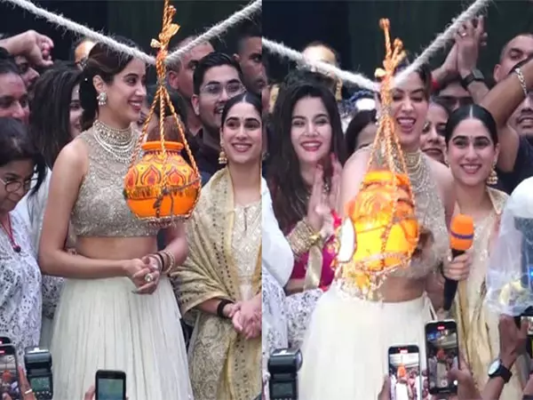 Janhvi Kapoor ने प्रशंसकों के साथ मनाई जन्माष्टमी, कार्यक्रम में दही हांडी तोड़ी Janhvi Kapoor ने प्रशंसकों के साथ मनाई जन्माष्टमी, कार्यक्रम में दही हांडी तोड़ी