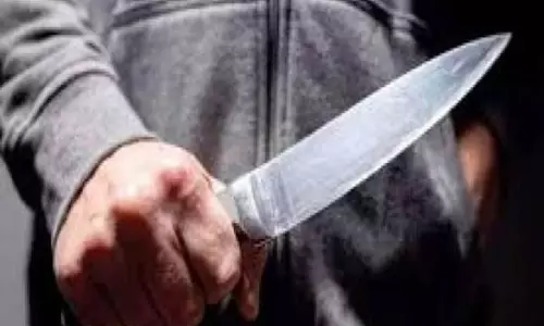 लड़कों के दो गुट में लड़ाई, चाकू चला