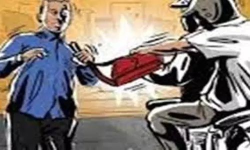 MP News: एटीएम कैश वैन से 61 लाख रुपये लूटकर बाइक सवार फरार MP News: एटीएम कैश वैन से 61 लाख रुपये लूटकर बाइक सवार फरार